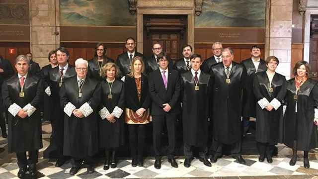 El presidente Carles Puigdemont (c) junto a los miembros de la Comisión Jurídica Asesora / EUROPA PRESS
