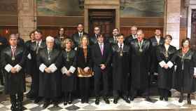 El presidente Carles Puigdemont (c) junto a los miembros de la Comisión Jurídica Asesora / EUROPA PRESS