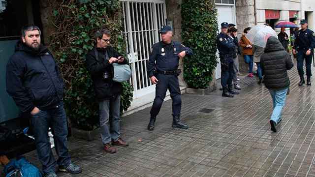 Aspecto de la entrada del edificio de Barcelona donde se encuentra la vivienda del expresidente de la Generalitat Jordi Pujol, registrada por agentes de la Udef este miércoles, 26 de abril / EFE