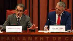 Artur Mas, durante su comparecencia parlamentaria, junto al presidente de la Comisión de Asuntos Institucionales, Jean Castel / PARLAMENT