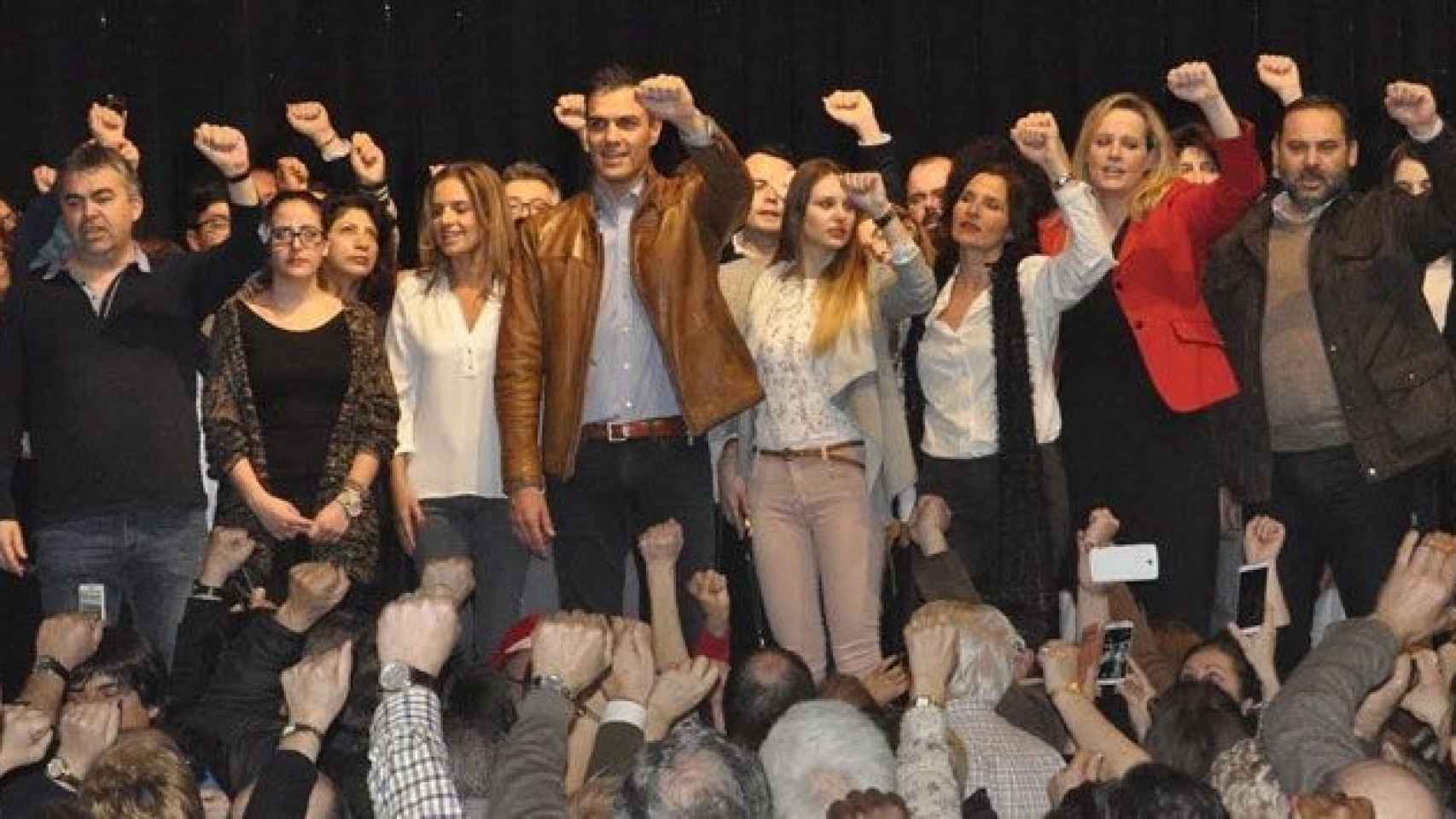 Pedro Sánchez, junto a dirigentes y simpatizantes del PSOE en Zaragoza / EUROPA PRESS