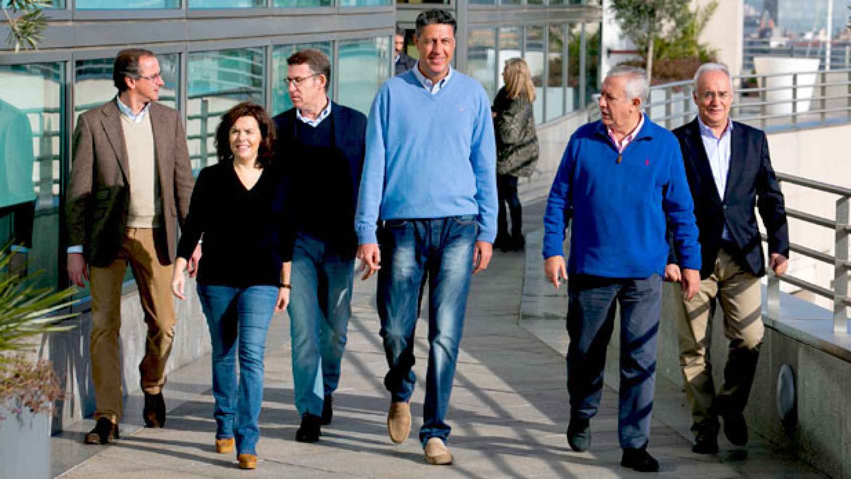 Soraya Sánez de Santamaría, vicepresidenta del Gobierno, junto a Alberto Núñez Feijóo, presidente de la Xunta de Galícia, del líder del PP catalán, Xavier García Albiol, y otros líderes del PP en Barcelona / CG