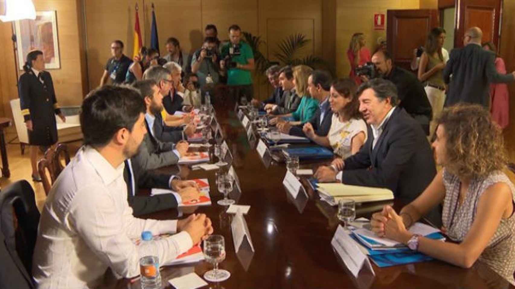 Los equipos de PP y Ciudadanos en la mesa de negociación. / EUROPA PRESS