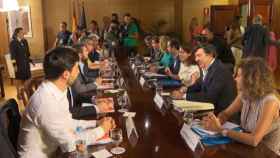 Los equipos de PP y Ciudadanos en la mesa de negociación. / EUROPA PRESS