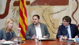 Oriol Junqueras y Carles Puigdemont observan a la consejera de Presidencia, Neus Munté, en el consejo ejecutivo de hoy.