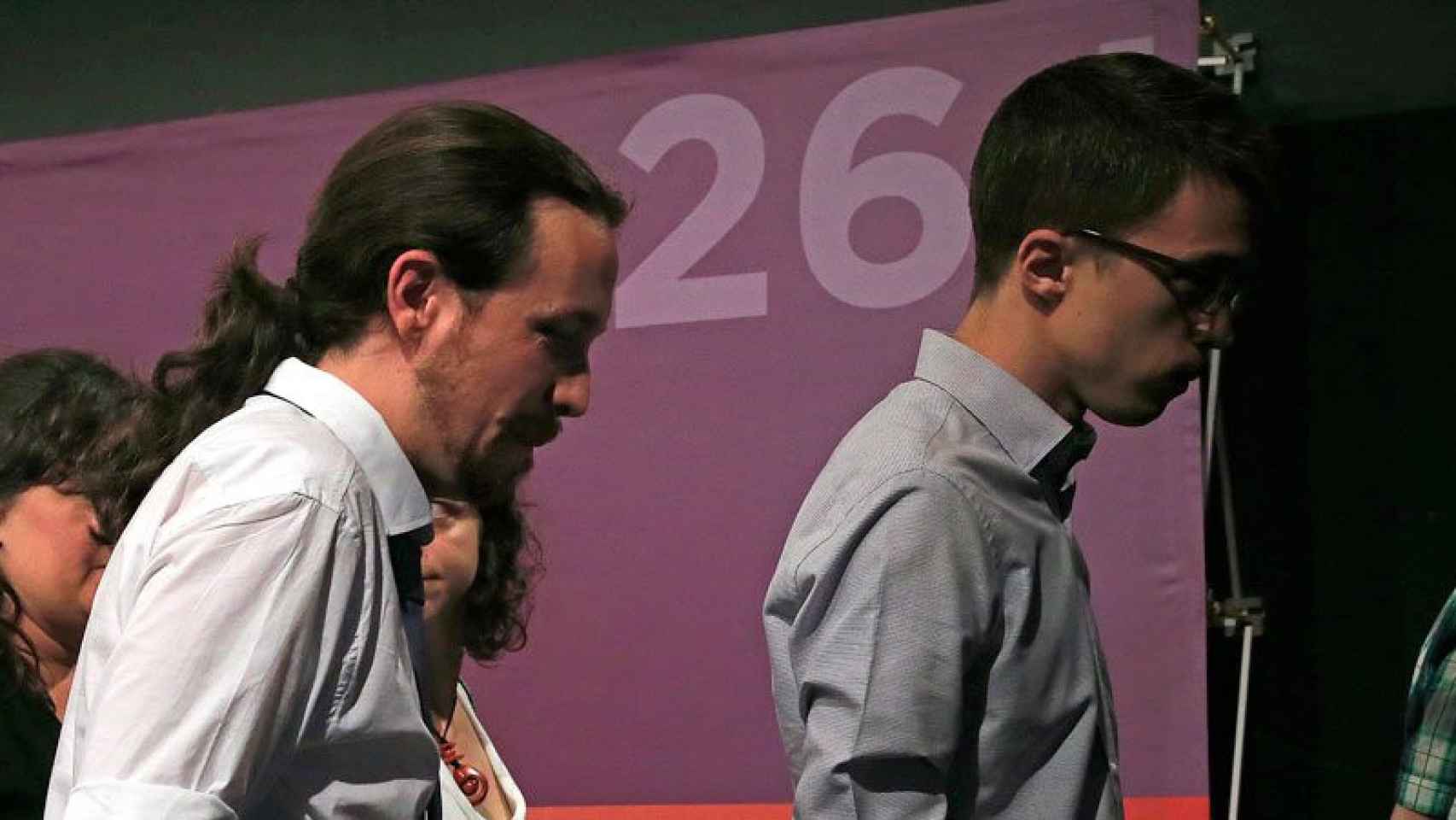 Pablo Iglesias (i) e Íñigo Errejón (d) tras su comparecencia tras conocer los resultados del 26J.