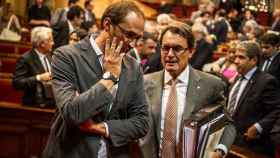 Joan Herrera y Artur Mas, saliendo del hemiciclo del Parlamento autonómico