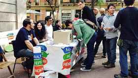 El diputado autonómico de la CUP David Fernández participa como voluntario en una mesa del Multirreferéndum instalada en el barrio de Gracia de Barcelona el 25 de mayo, coincidiendo con las elecciones europeas