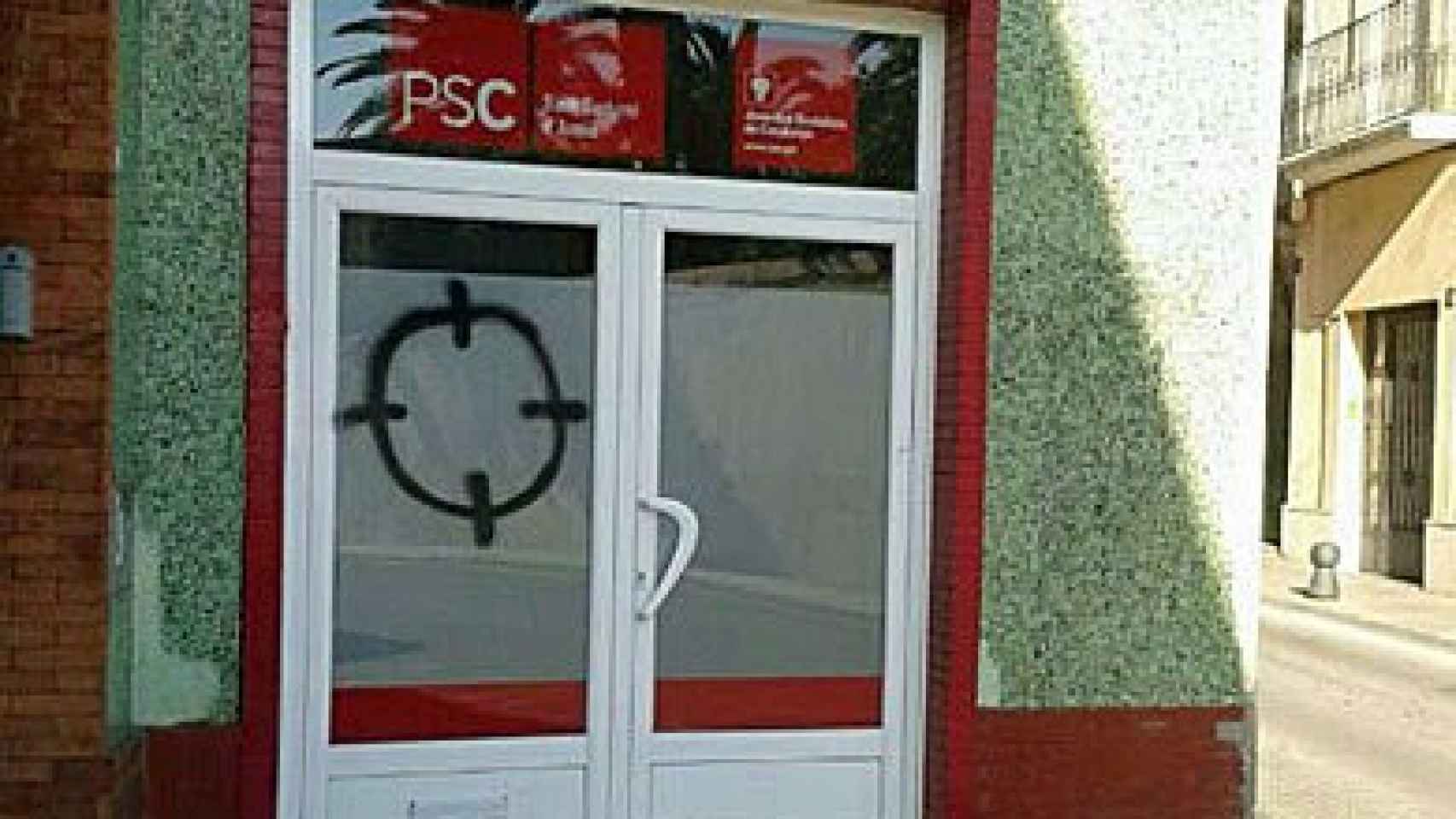 La puerta de la sede del PSC en Sant Sadurní d'Anoia, con una diana pintada