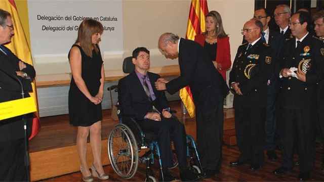 Momento en el que Fernández Díaz condecora al agente de la Guardia Urbana Juan José Salas Rodríguez