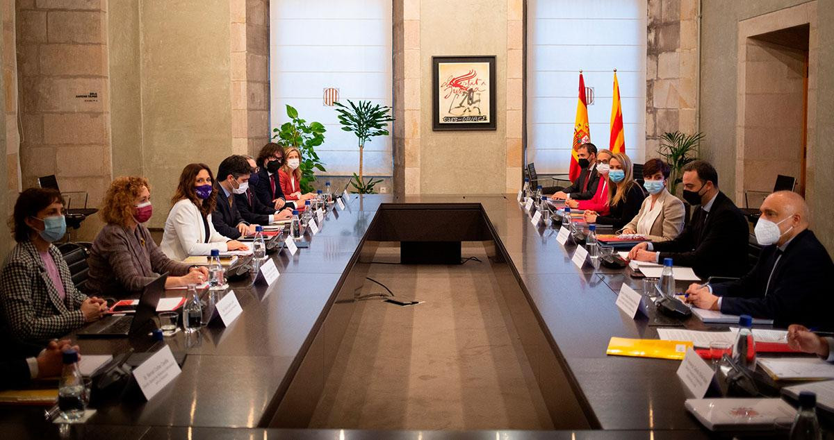 Los asistentes a la reunión de la Comisión Bilateral entre la Generalitat y el Estado / David Zorrakino (EP)