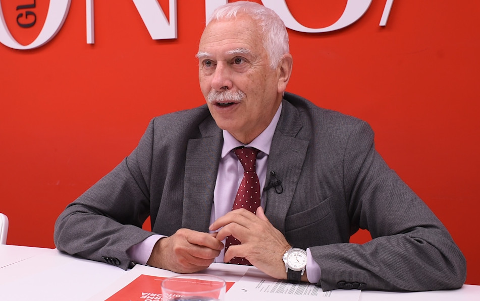 Antoni Gómez durante la entrevista en la redacción del Crónica Global