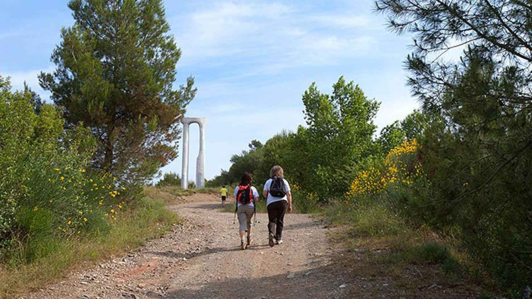 Senderistas recorriendo una de las numerosas rutas naturales de Girona, como la zona de Les Gavarres, donde Unos excursionistas han hallado muerto a un anciano desaparecido / JORDI S. CARRERA - AJUNTAMENT DE GIRONA