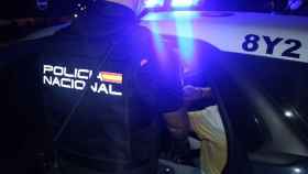 Agentes de la Policía Nacional, que ha detenido a un fugitivo dedicado al tráfico internacional de drogas en L'Hospitalet de Llobregat / EP