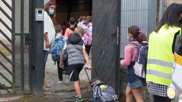 Varios niños entrando en una escuela, donde finalizan los protocolos Covid / EUROPA PRESS