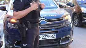 Un agente de la Policía Nacional, como el que evitó el suicidio de una mujer en L'Hospitalet de Llobregat / EUROPA PRESS