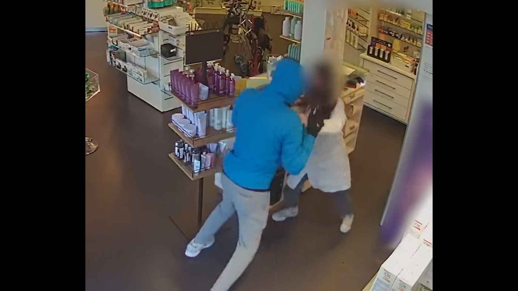 Fotograma del vídeo en el que se ve al ladrón robando en una farmacia del Eixample de Barcelona / MOSSOS