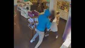 Fotograma del vídeo en el que se ve al ladrón robando en una farmacia del Eixample de Barcelona / MOSSOS