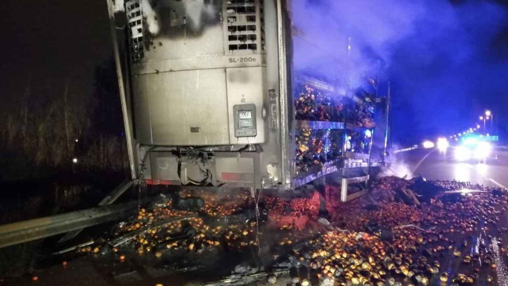 El camión que se ha incendiado en la AP-7 / BOMBERS