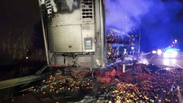 El camión que se ha incendiado en la AP-7 / BOMBERS