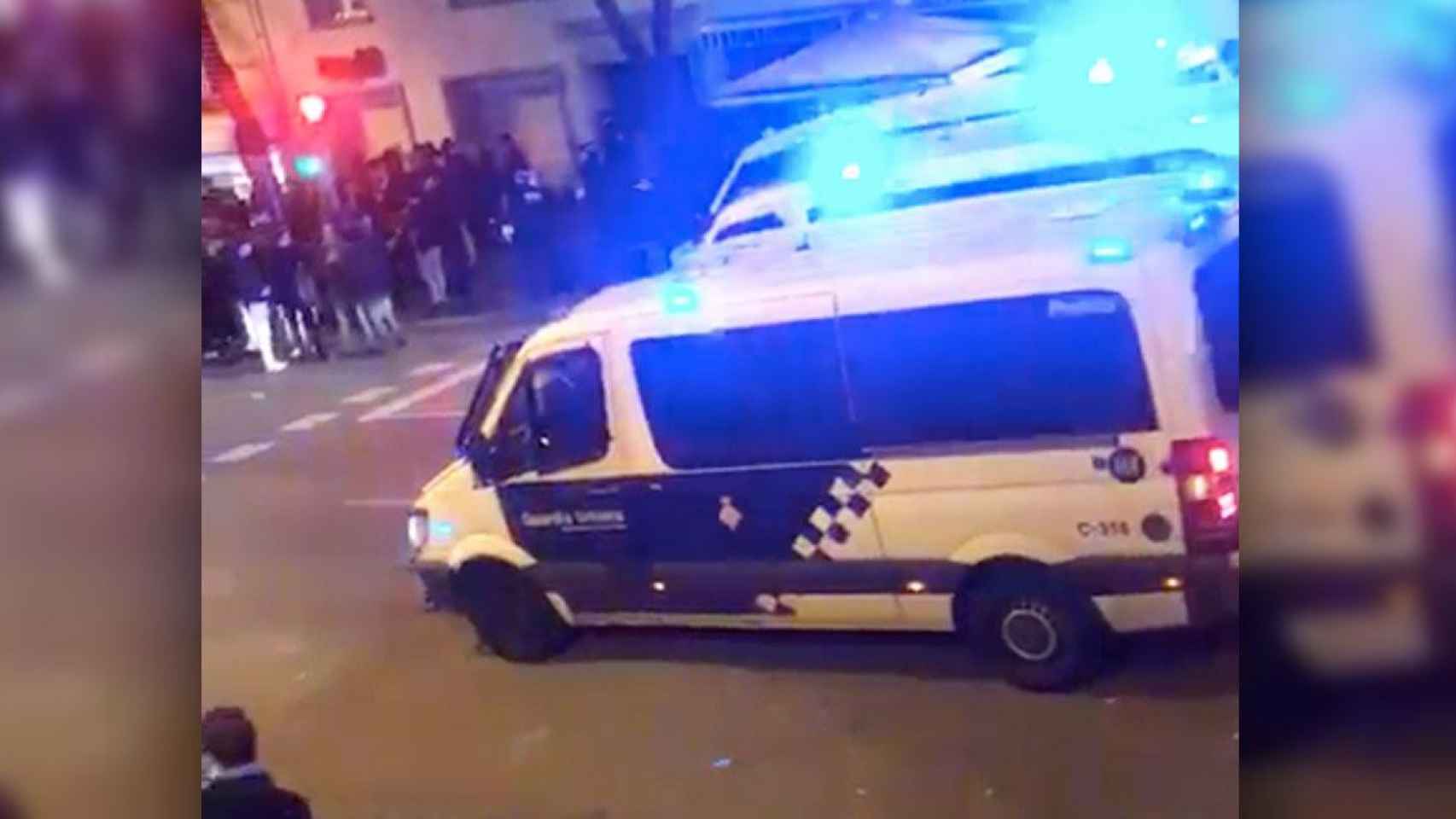 La URPE de la Guardia Urbana, desalojando un botellón en la zona alta de Barcelona / CG