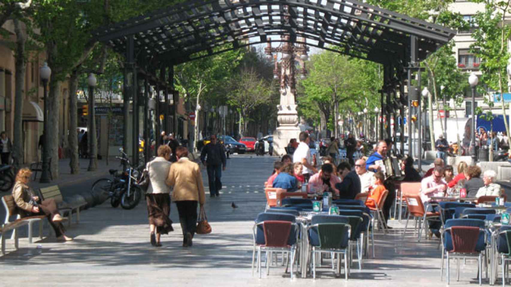 Terrazas en la avenida Gaudí de Barcelona / CG