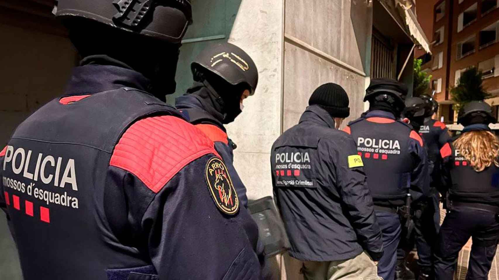 Agentes de los Mossos d'Esquadra durante el operativo policial / MOSSOS