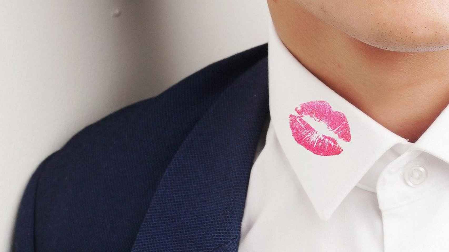 Un beso en el cuello de la camisa, una señal que podría generar sospechas sobre posibles infidelidades / PIXABAY