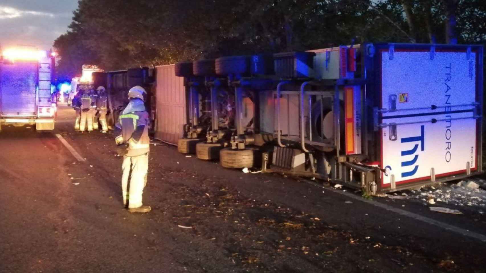 Los camiones accidentes en la AP-7 en Girona  / BOMBERS