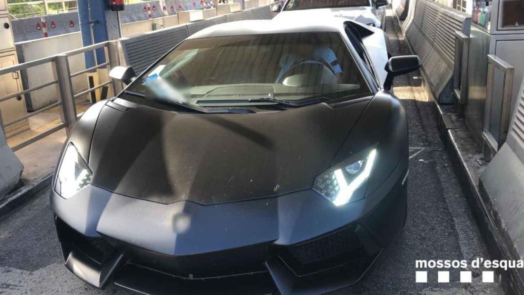 El Lamborghini que conducía a alta velocidad el joven detenido con carnet falsificado / MOSSOS D'ESQUADRA