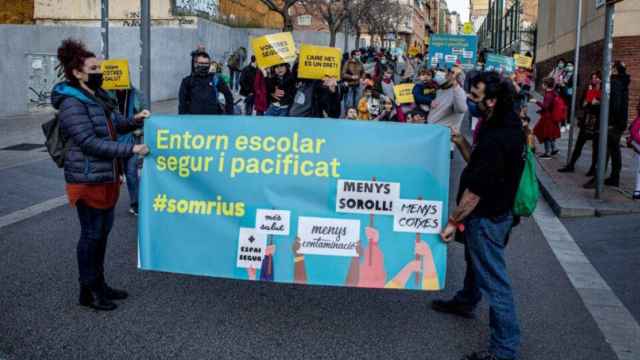 Imagen de una movilizacion anterior de asociaciones de escuelas de Barcelona que reclaman un entorno más seguros / EIXRESPIRA