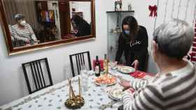 Dos mujeres preparan una cena familiar en casa / EP