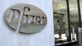 Logo de Pfizer en la fachada del edificio del gigante farmacéutico / EP