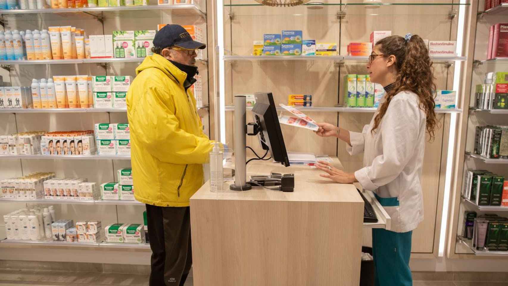 Un usuario acude a una de las farmacias catalanas a recoger una mascarillas / DAVID ZORRAKINO-EUROPAPRESS