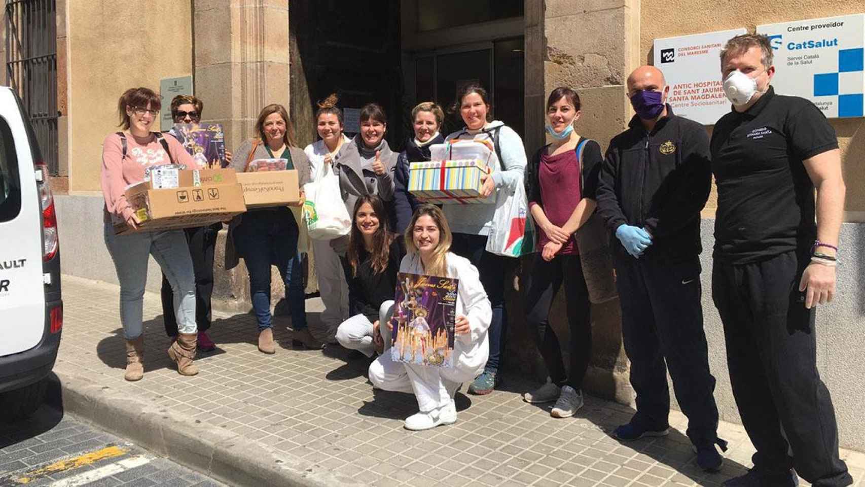 Miembros de la Cofradías y Hermandades de Semana Santa de Mataró han entregado dulces al personal sanitario / CG