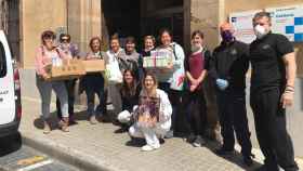 Miembros de la Cofradías y Hermandades de Semana Santa de Mataró han entregado dulces al personal sanitario / CG