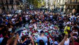 Flores en el mosaico de Joan Miró en las Ramblas con motivo de los atentados de 2017 / EUROPA PRESS
