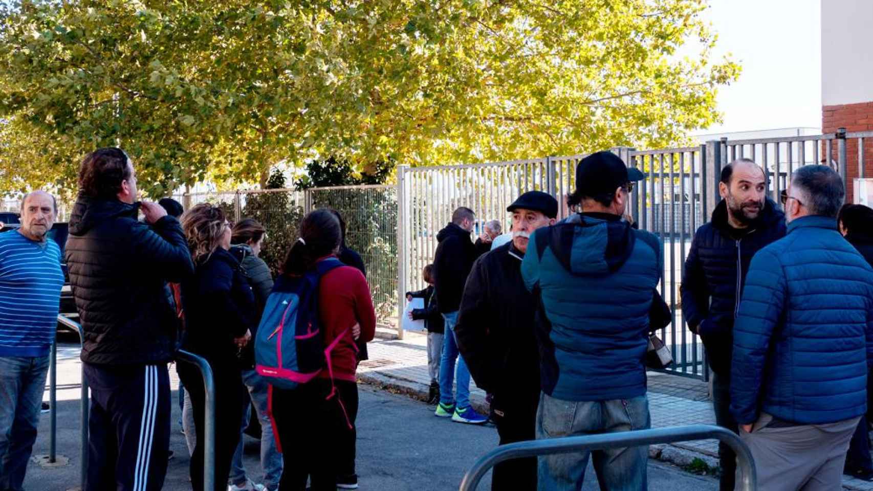 Imagen de la concentración contra el acoso escolar en la escuela Maria Àngels Anglada de Figueres / CG