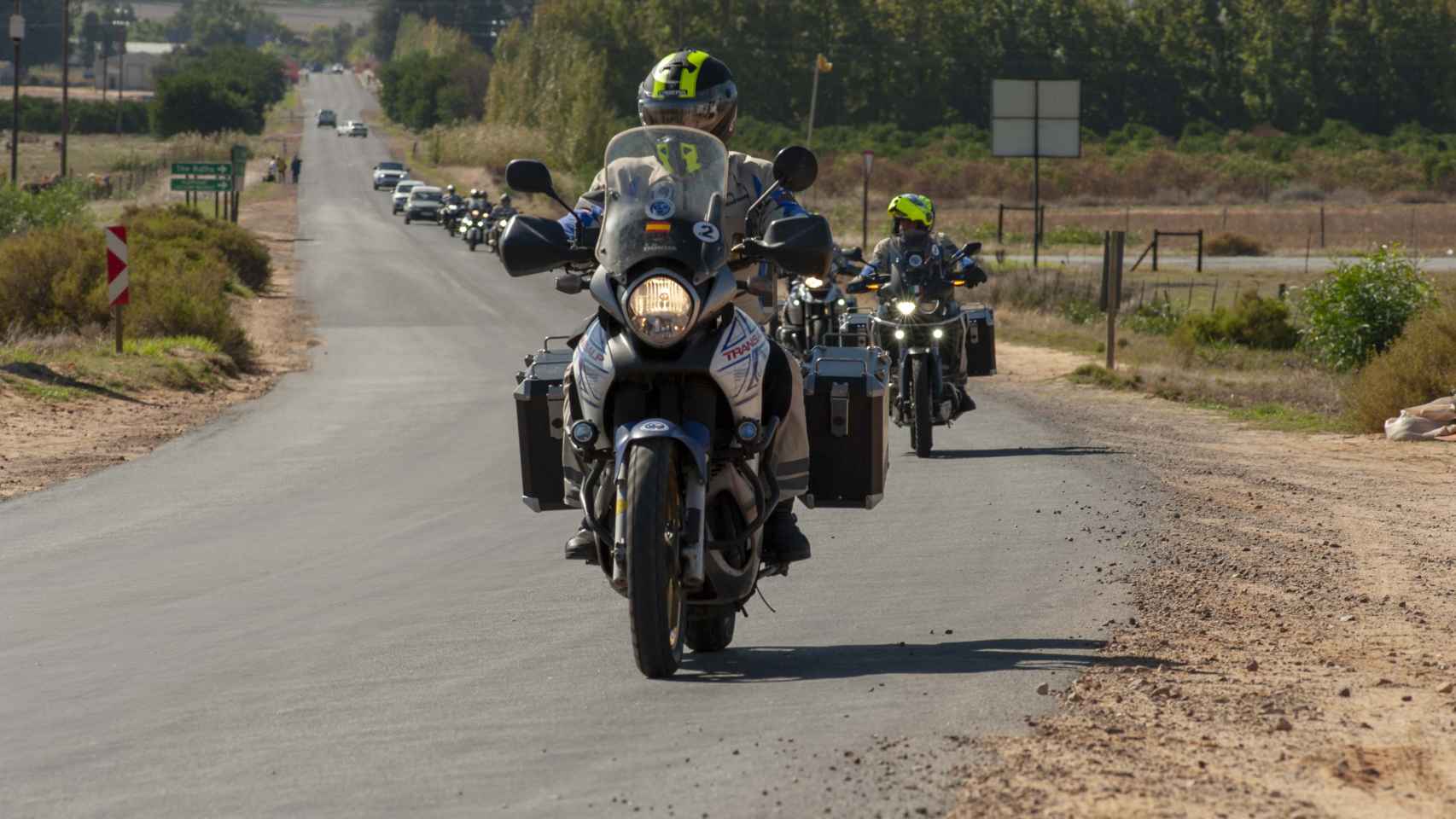 Motorista español encabeza la ruta de los 'Moto for Peace' en una de sus misiones / MFP