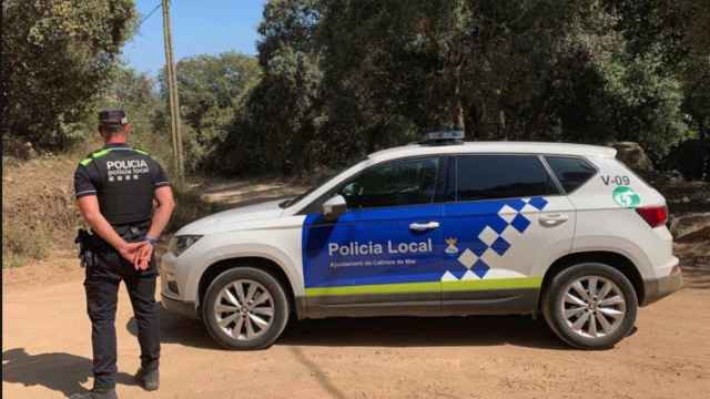 Un policia local en una zona boscosa de Cabrera de Mar