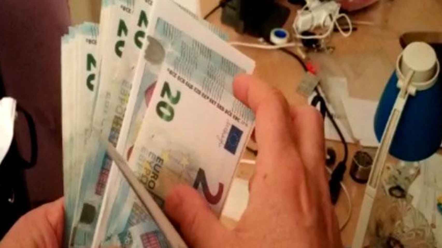 Billetes de 20 euros falsificados en Badalona / MOSSOS