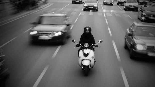 Un moto de alquiler circulando por Barcelona / PIXABAY