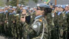 Una soldado da el toque de trompeta frente a una formación militar / EFE