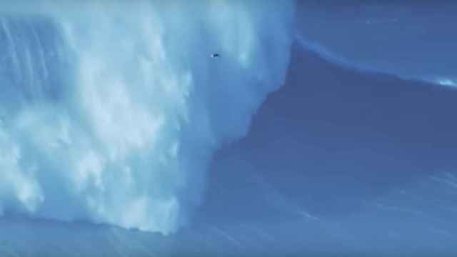 Una captura de pantalla de Rodrigo Koxa cogiendo la ola más grande del mundo / YouTube