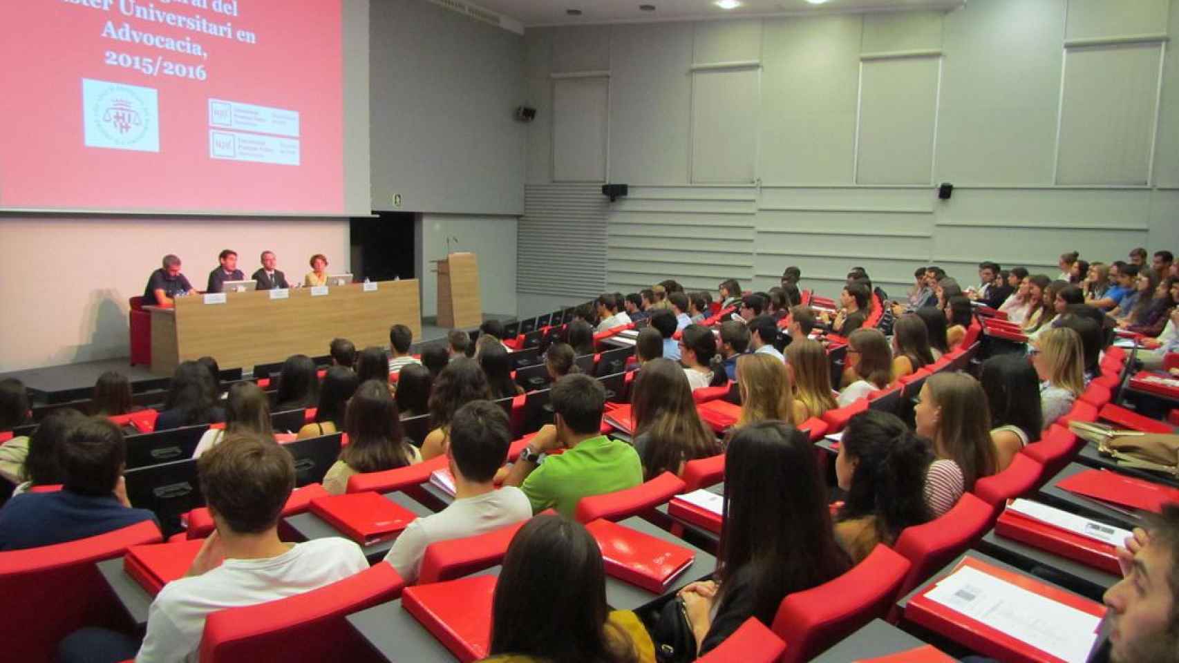 Estudiantes de máster en una universidad pública española