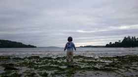 Un niño en una playa de La Coruña (Galicia) / EFE