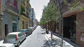 Encuentran un cadáver dentro de un coche en la calle Béjar de Barcelona