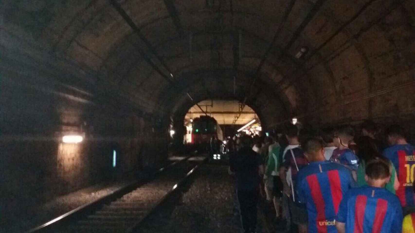 Imagen del desalojo de un tren de Metro en Barcelona / TWITTER