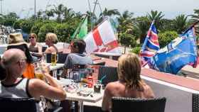 Turistas de Irlanda del Norte toman el sol en una terraza cercana a una playa de Canarias / CG
