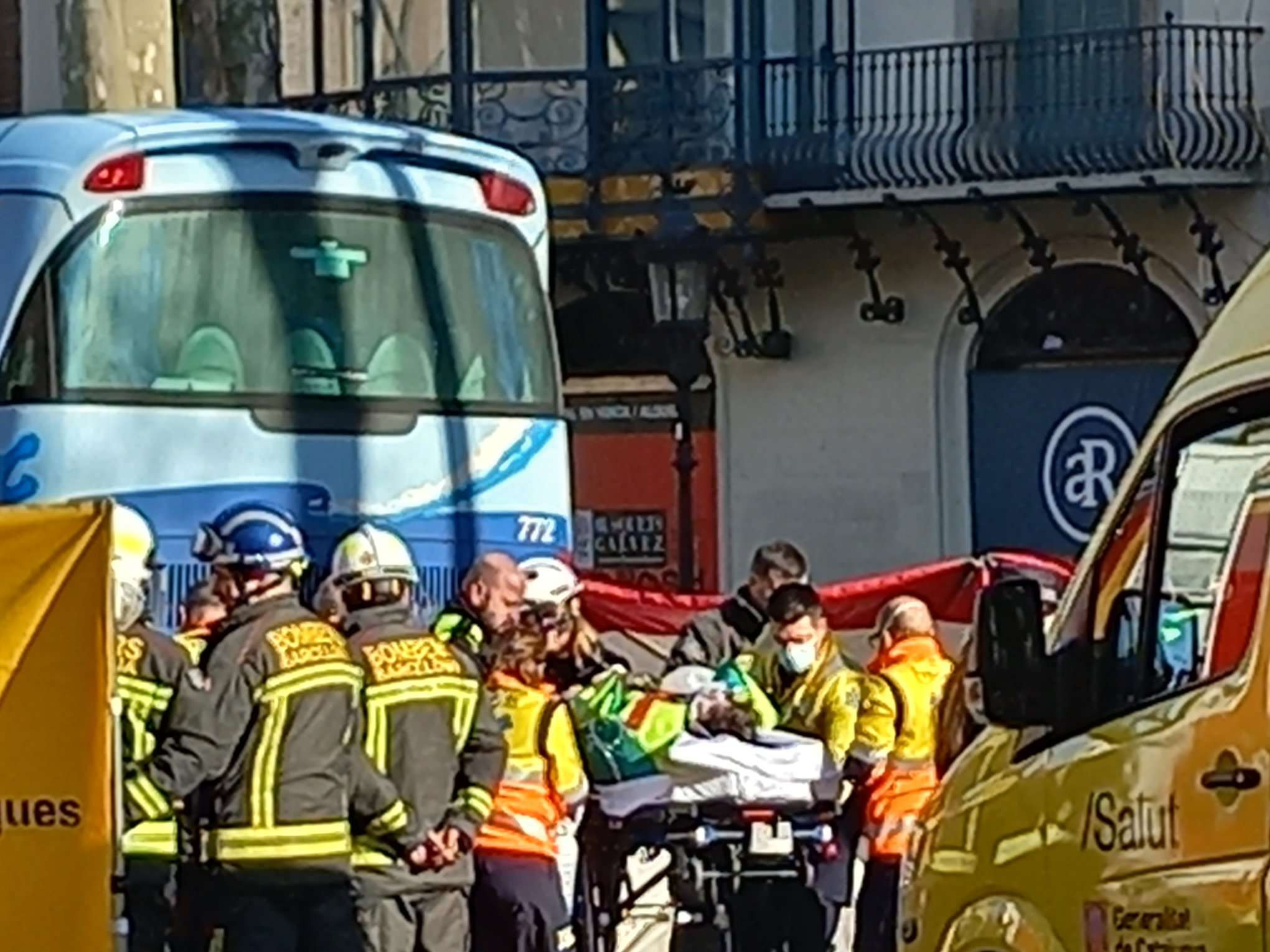 El Servicio de Emergencias Médicas atiende a las vícitmas del accidente / CG
